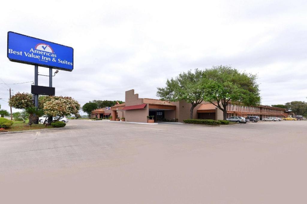 Americas Best Value Inn & Suites Victoria Εξωτερικό φωτογραφία