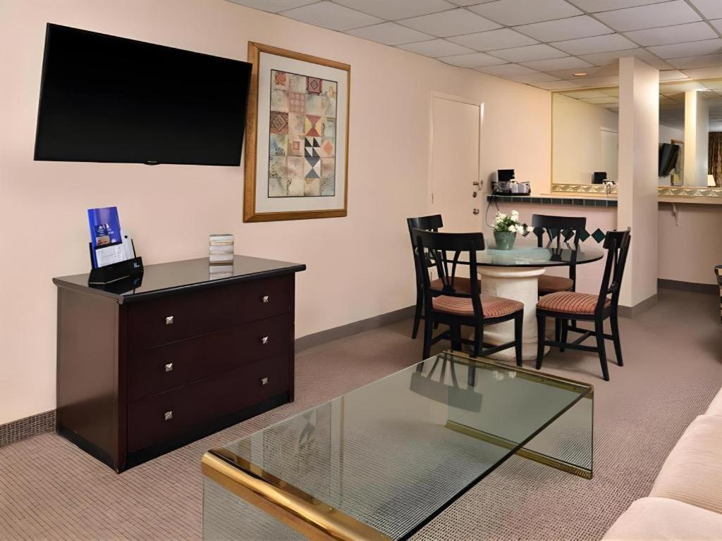 Americas Best Value Inn & Suites Victoria Εξωτερικό φωτογραφία