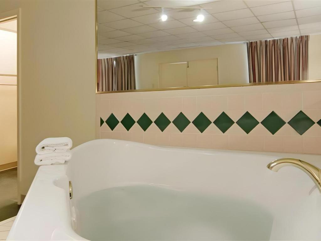Americas Best Value Inn & Suites Victoria Εξωτερικό φωτογραφία